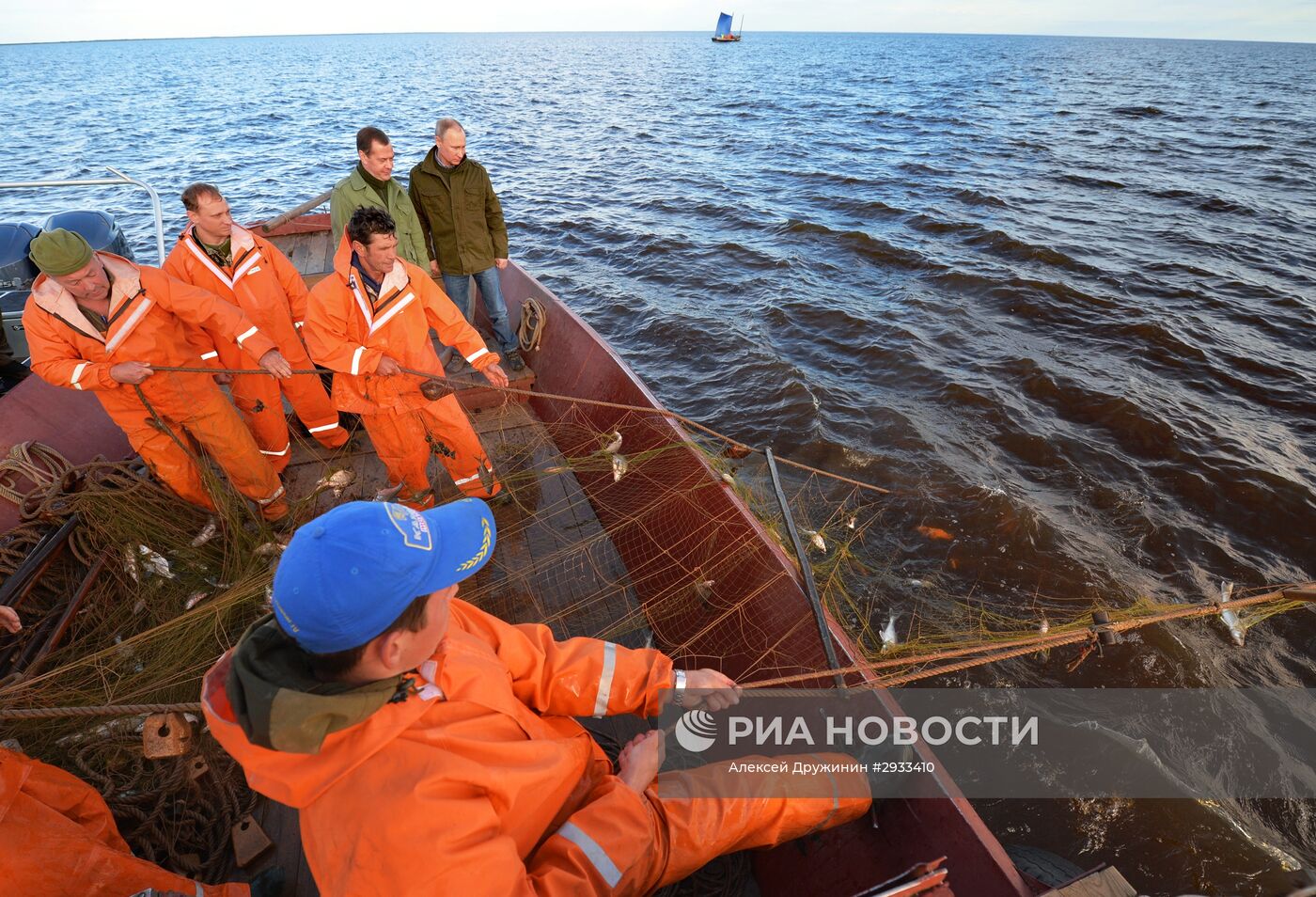 Президент РФ В. Путин и премьер-министр РФ Д.Медведев посетили остров Липно в Новгородской области