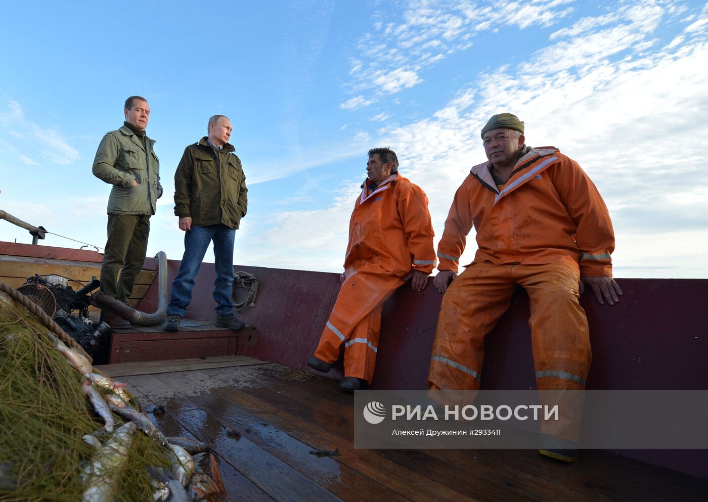 Президент РФ В. Путин и премьер-министр РФ Д.Медведев посетили остров Липно в Новгородской области