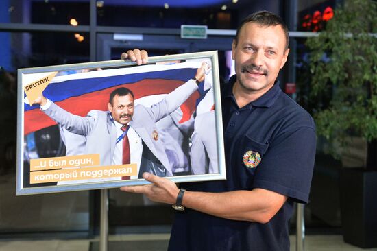 Член белорусской сборной А. Фомочкин, вынесший на открытии Паралимпиады в Рио-де-Жанейро флаг России, прилетел в Минск
