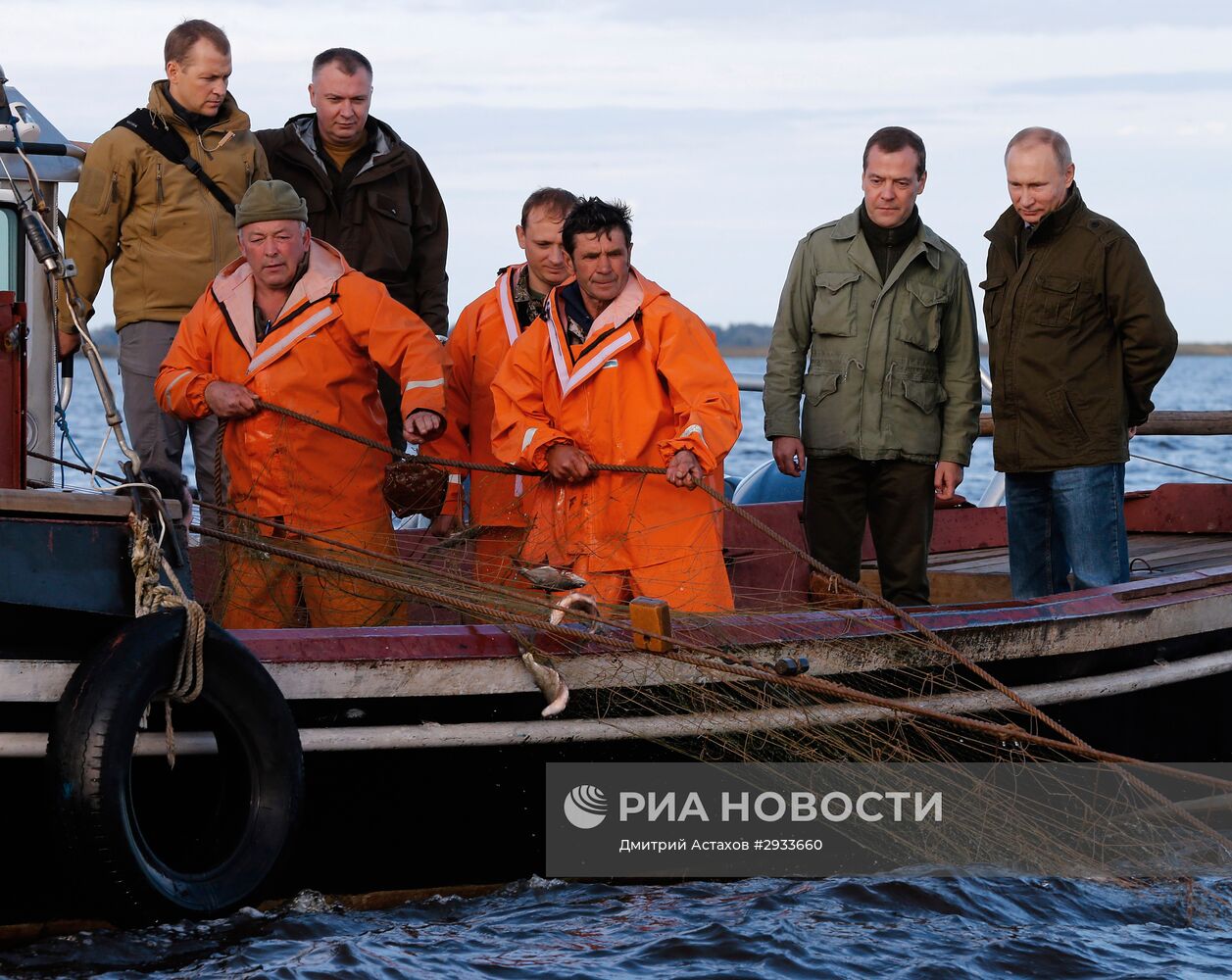 Президент РФ В. Путин и премьер-министр РФ Д.Медведев посетили остров Липно в Новгородской области