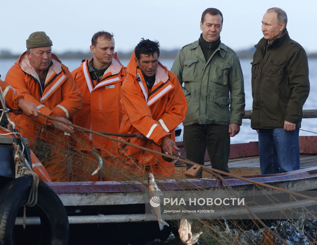 Президент РФ В. Путин и премьер-министр РФ Д.Медведев посетили остров Липно в Новгородской области