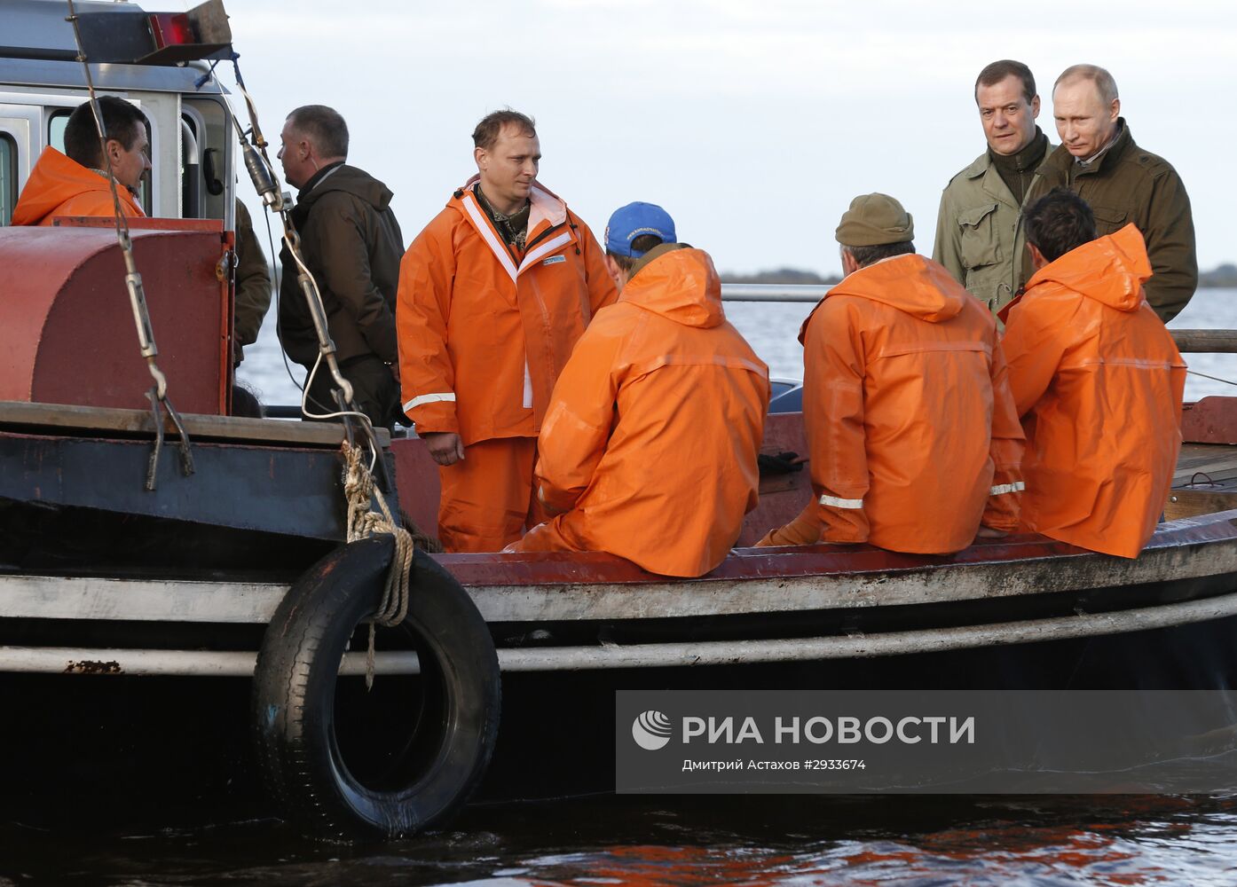 Президент РФ В. Путин и премьер-министр РФ Д.Медведев посетили остров Липно в Новгородской области