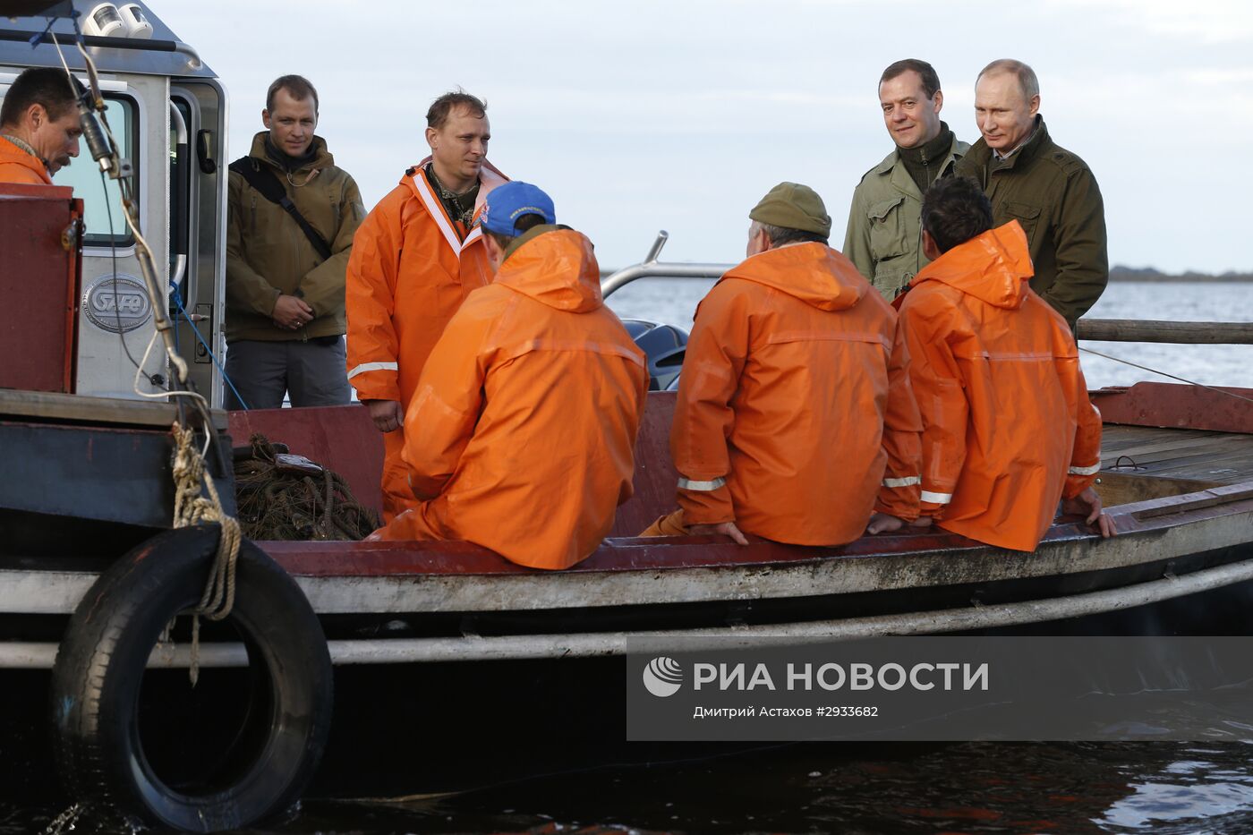 Президент РФ В. Путин и премьер-министр РФ Д.Медведев посетили остров Липно в Новгородской области