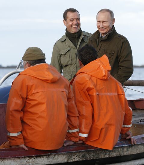 Президент РФ В. Путин и премьер-министр РФ Д.Медведев посетили остров Липно в Новгородской области