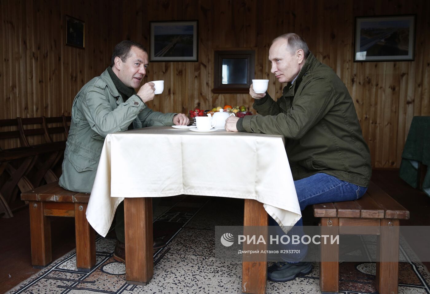 Президент РФ В. Путин и премьер-министр РФ Д.Медведев посетили остров Липно в Новгородской области