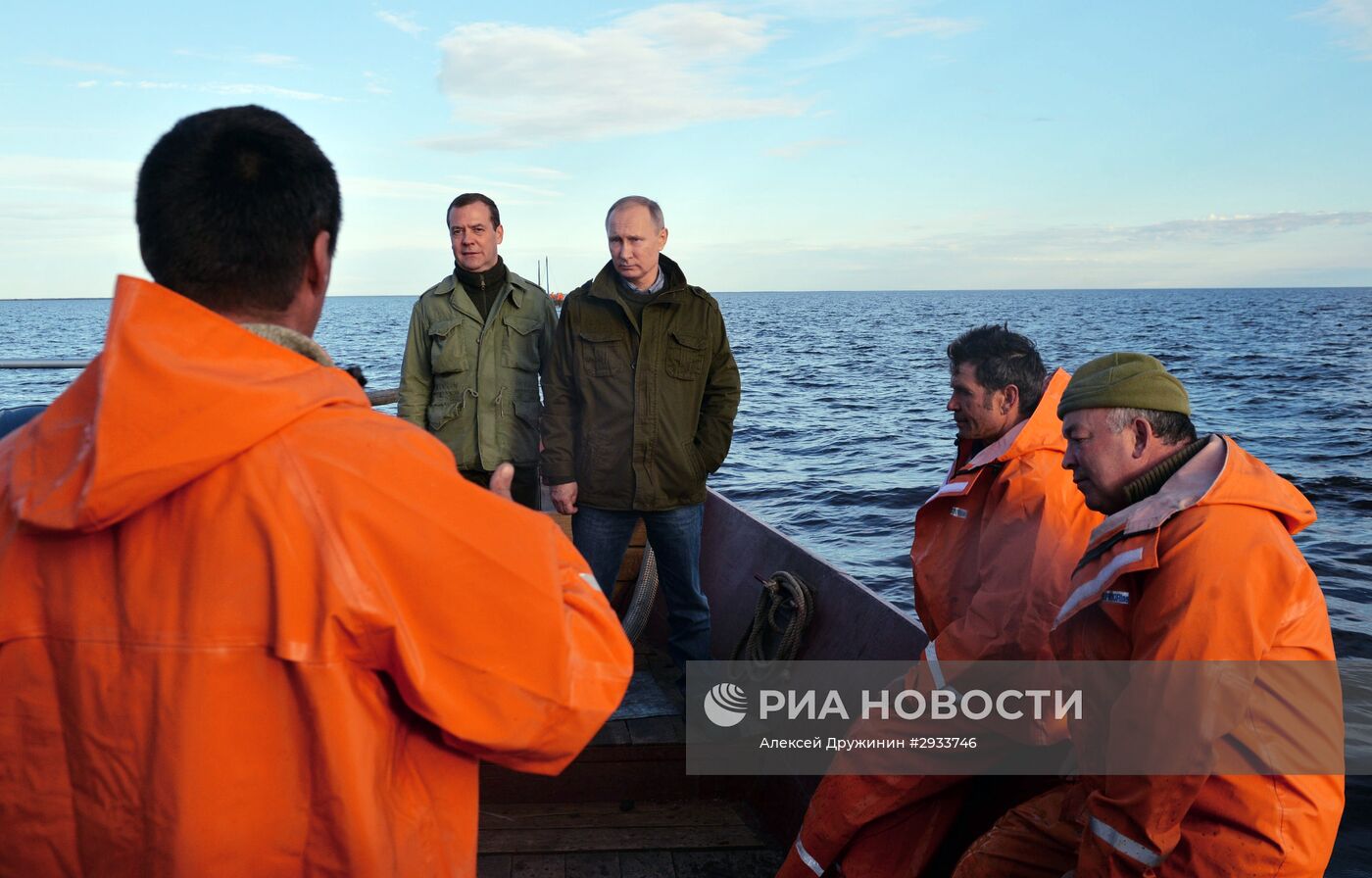 Президент РФ В. Путин и премьер-министр РФ Д.Медведев посетили остров Липно в Новгородской области