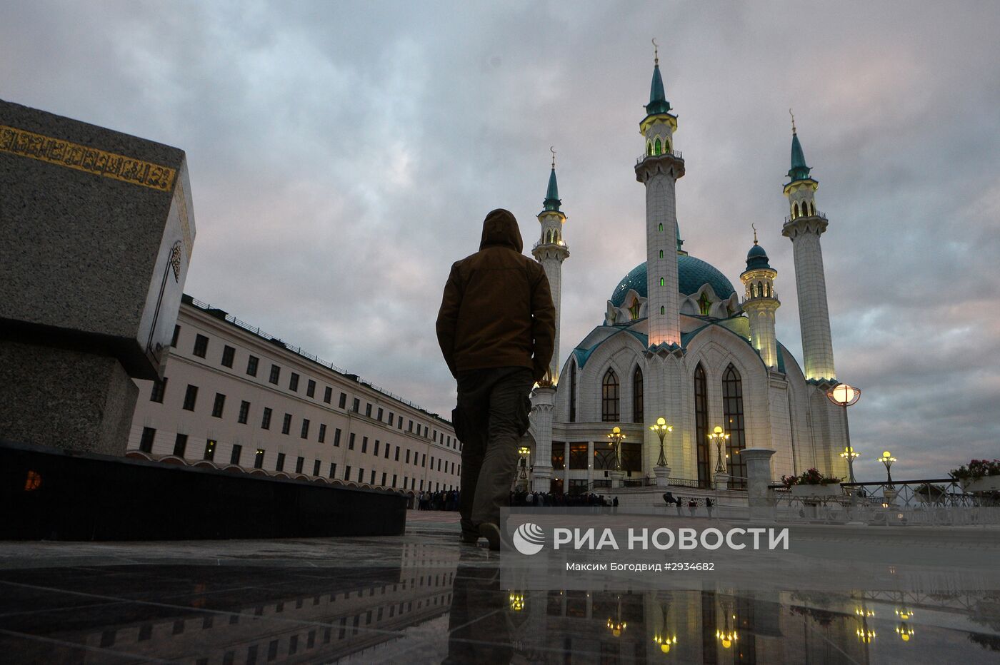 Мужская мечеть. Мужчина в мечети. Парень возле мечети. Парень в мечети. Мечеть рядом мужчина.