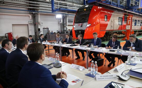 Премьер-министр РФ Д. Медведев провел совещание по вопросам развития пассажирских перевозок железнодорожным транспортом