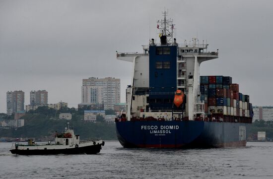 Прибытие грузового судна "FESCO Diomid" в порт Владивостока