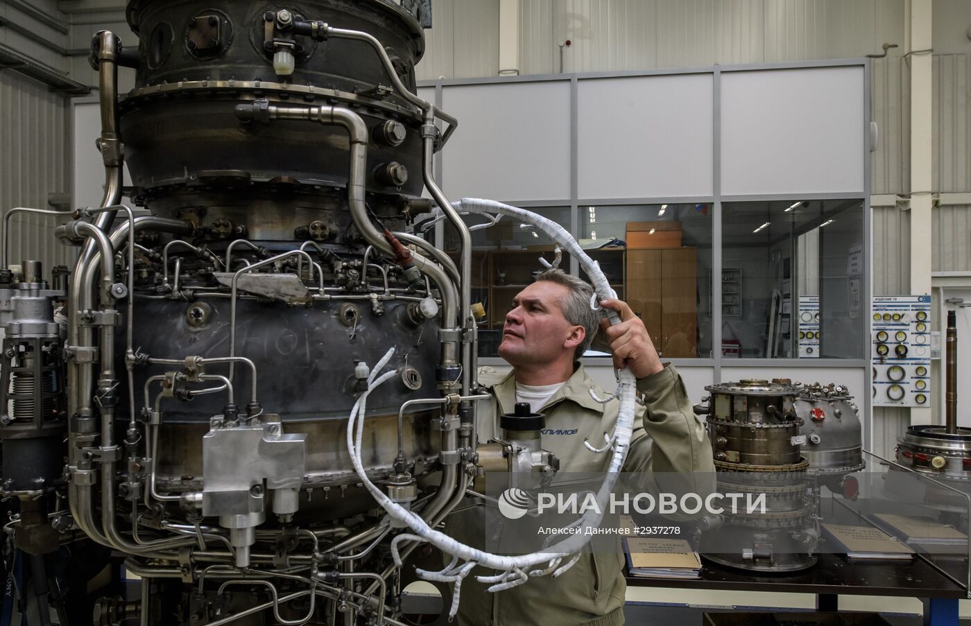 Испытания нового авиационного двигателя в Санкт-Петербурге