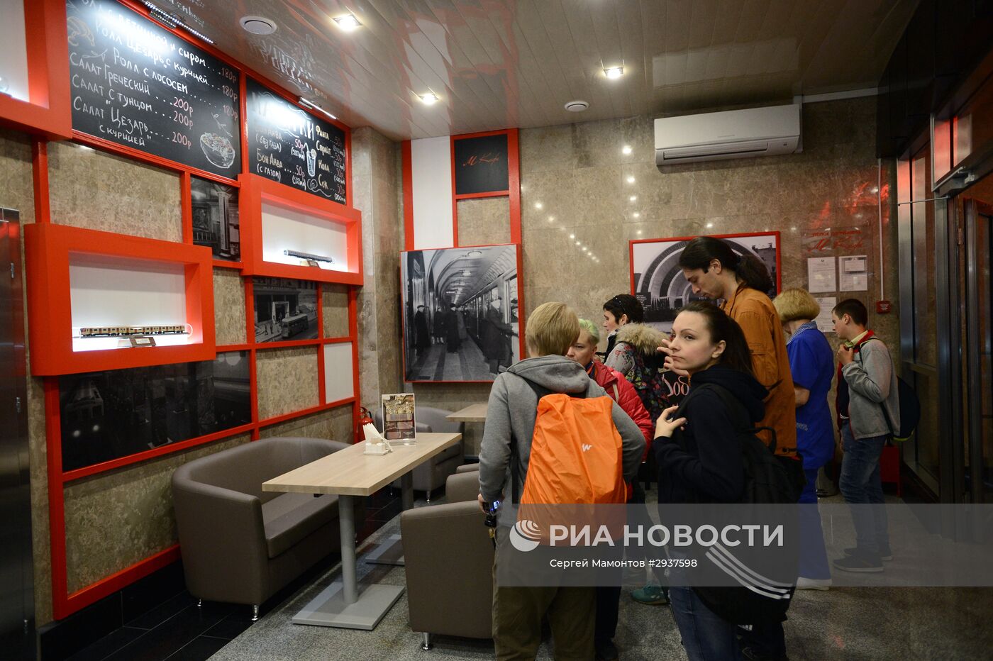 Открытие первой в Московском метрополитене кофейни "М Кафе"