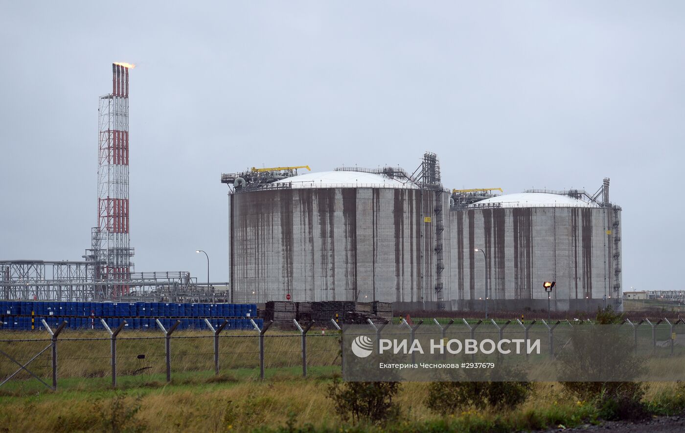 Завод по сжижению природного газа компании "Сахалин Энерджи" в Южно-Сахалинске