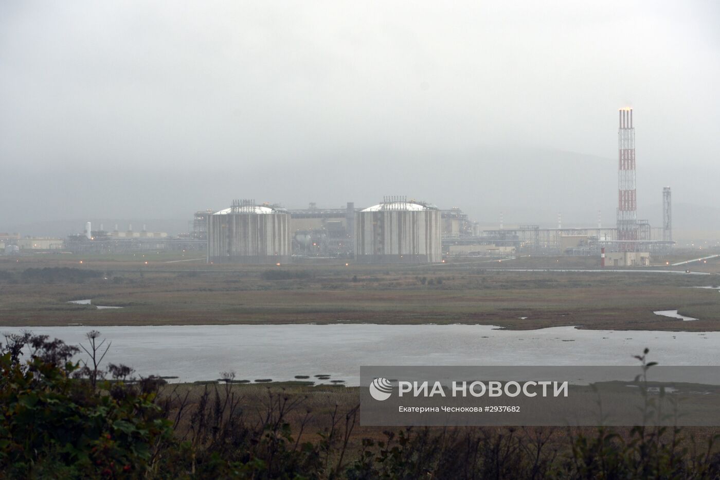 Завод по сжижению природного газа компании "Сахалин Энерджи" в Южно-Сахалинске