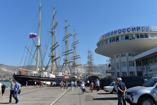 Черноморская регата больших парусников в Новороссийске