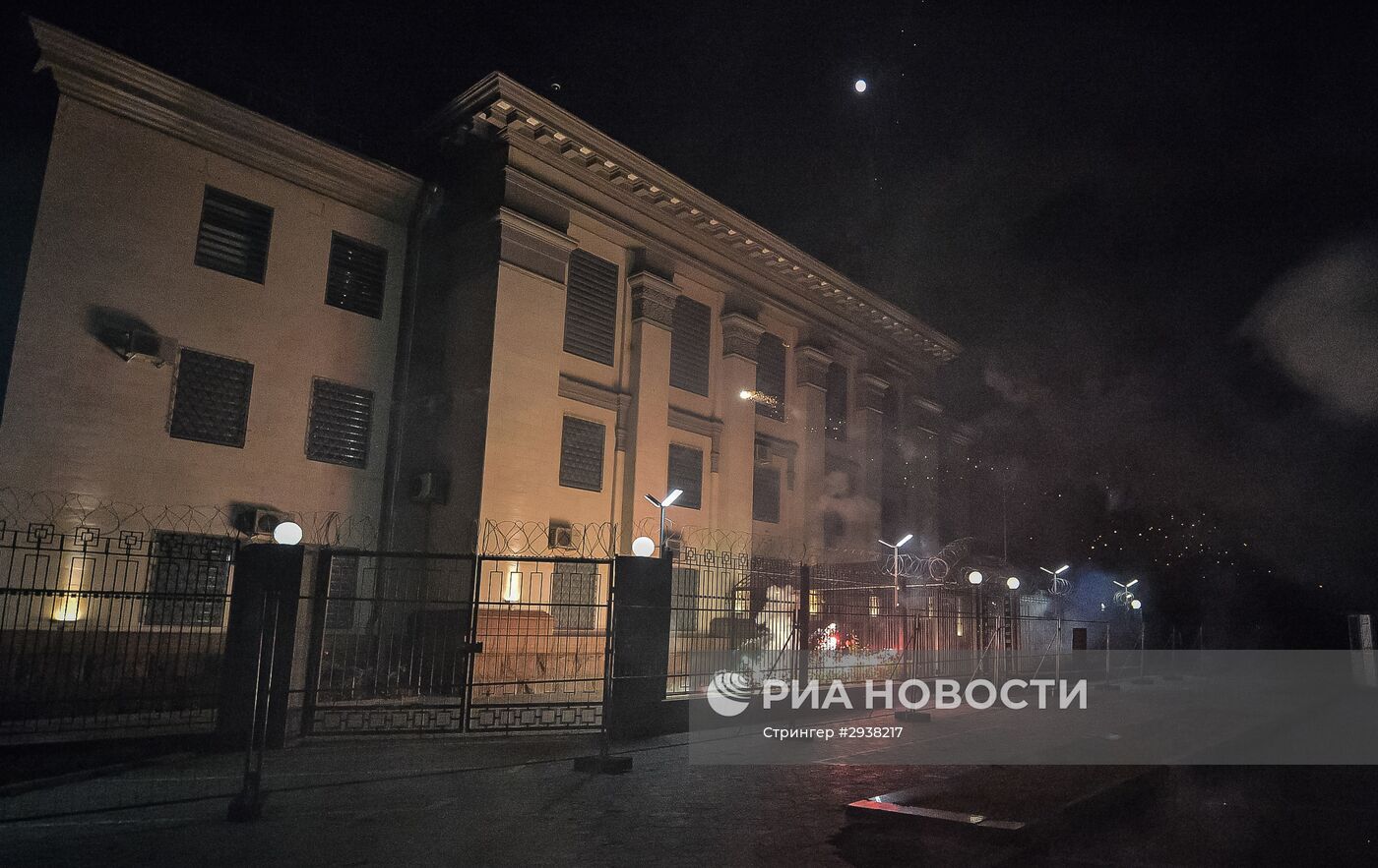 В Киеве неизвестные обстреляли фейерверками посольство России