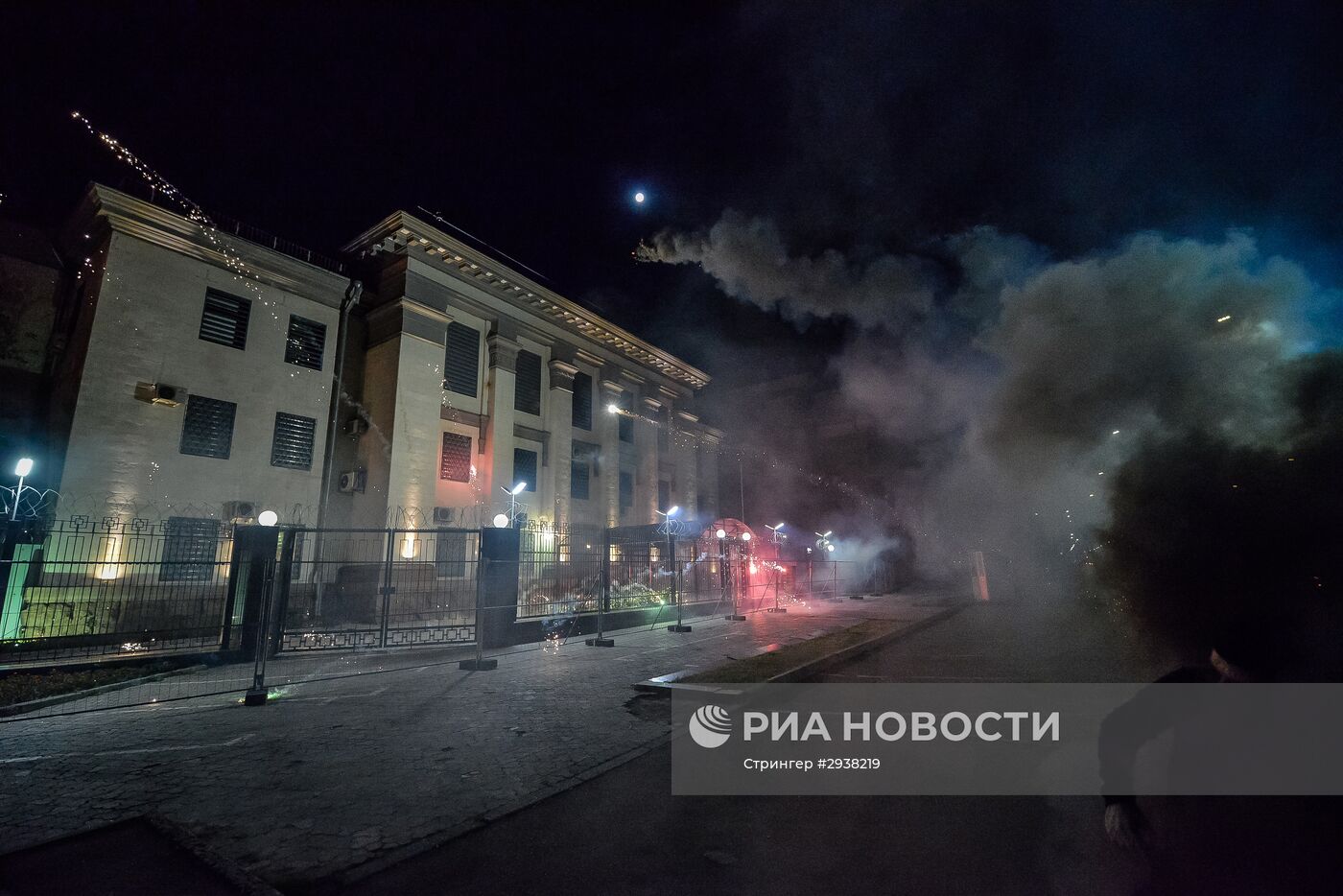 В Киеве неизвестные обстреляли фейерверками посольство России