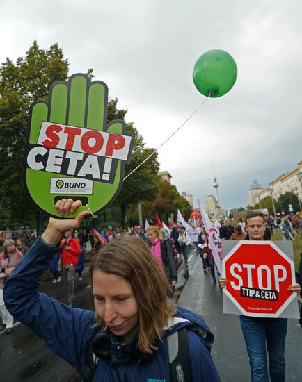 Акция протеста против соглашения о трансатлантической торговле (TTIP) в Берлине