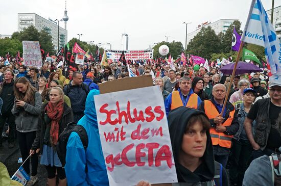 Акция протеста против соглашения о трансатлантической торговле (TTIP) в Берлине