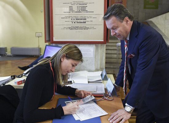 Наблюдатели ОБСЕ посетили избирательный участок в Москве