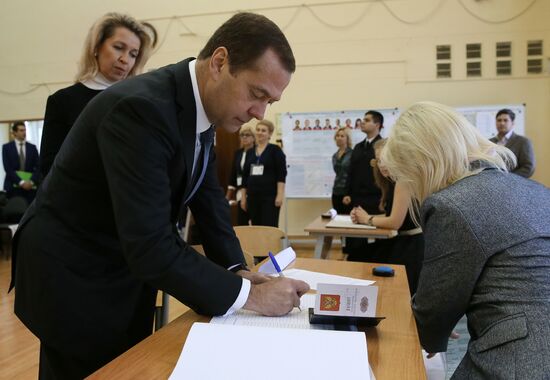 Председатель правительства РФ Д. Медведев на выборах в единый день голосования