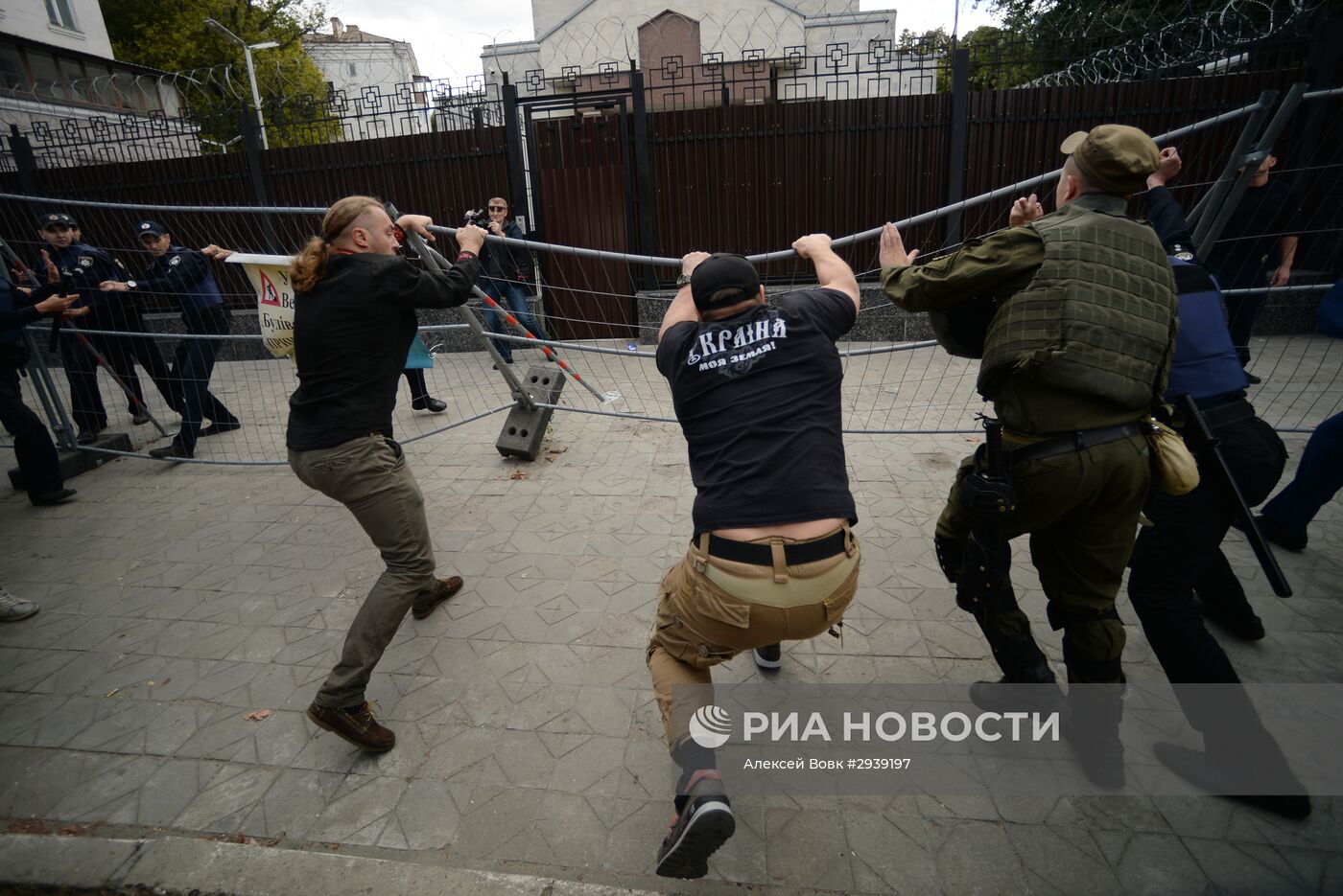 Акции протеста у российких диппредставительств на Украине