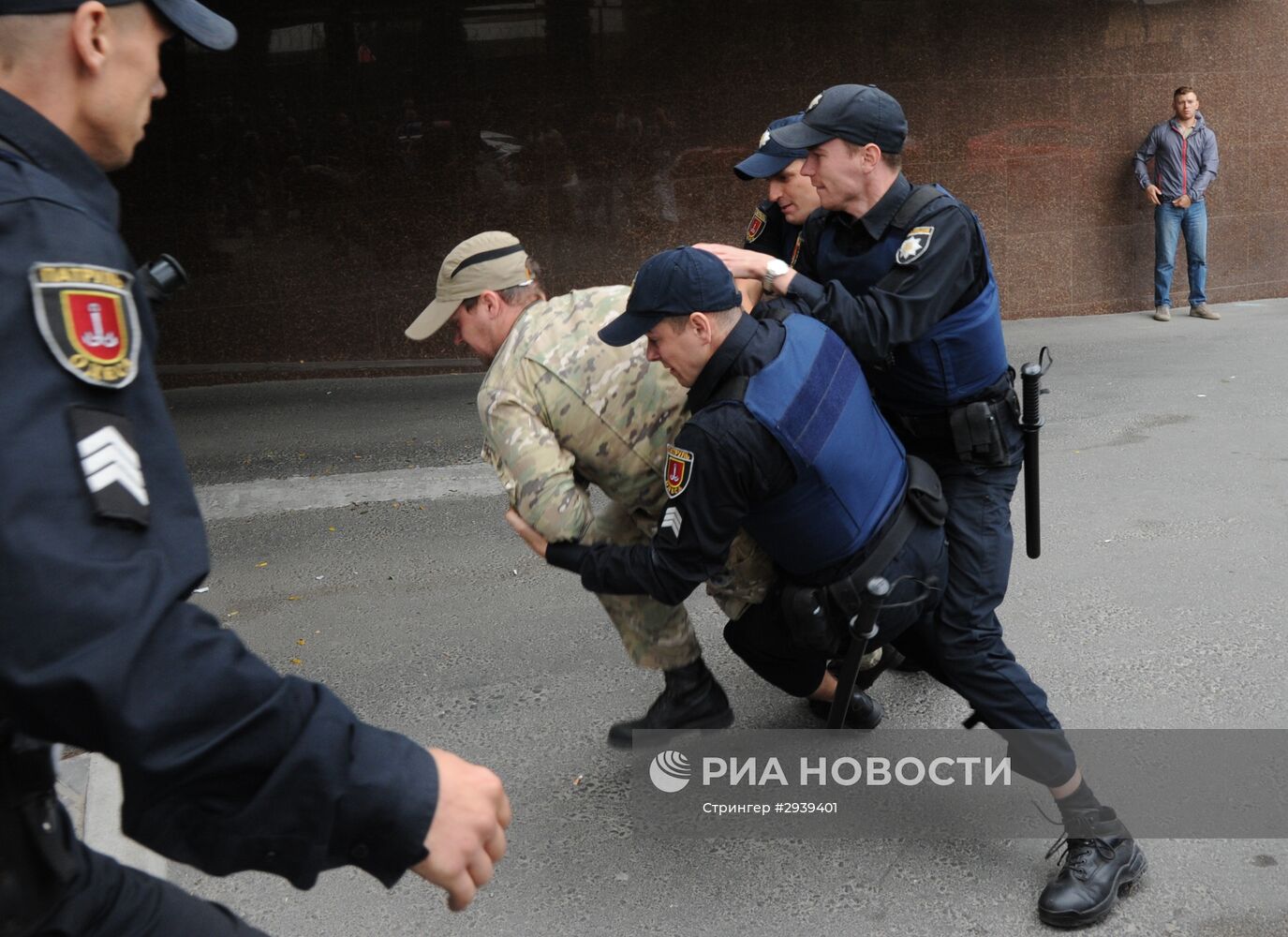 Акция протеста у российких диппредставительств на Украине