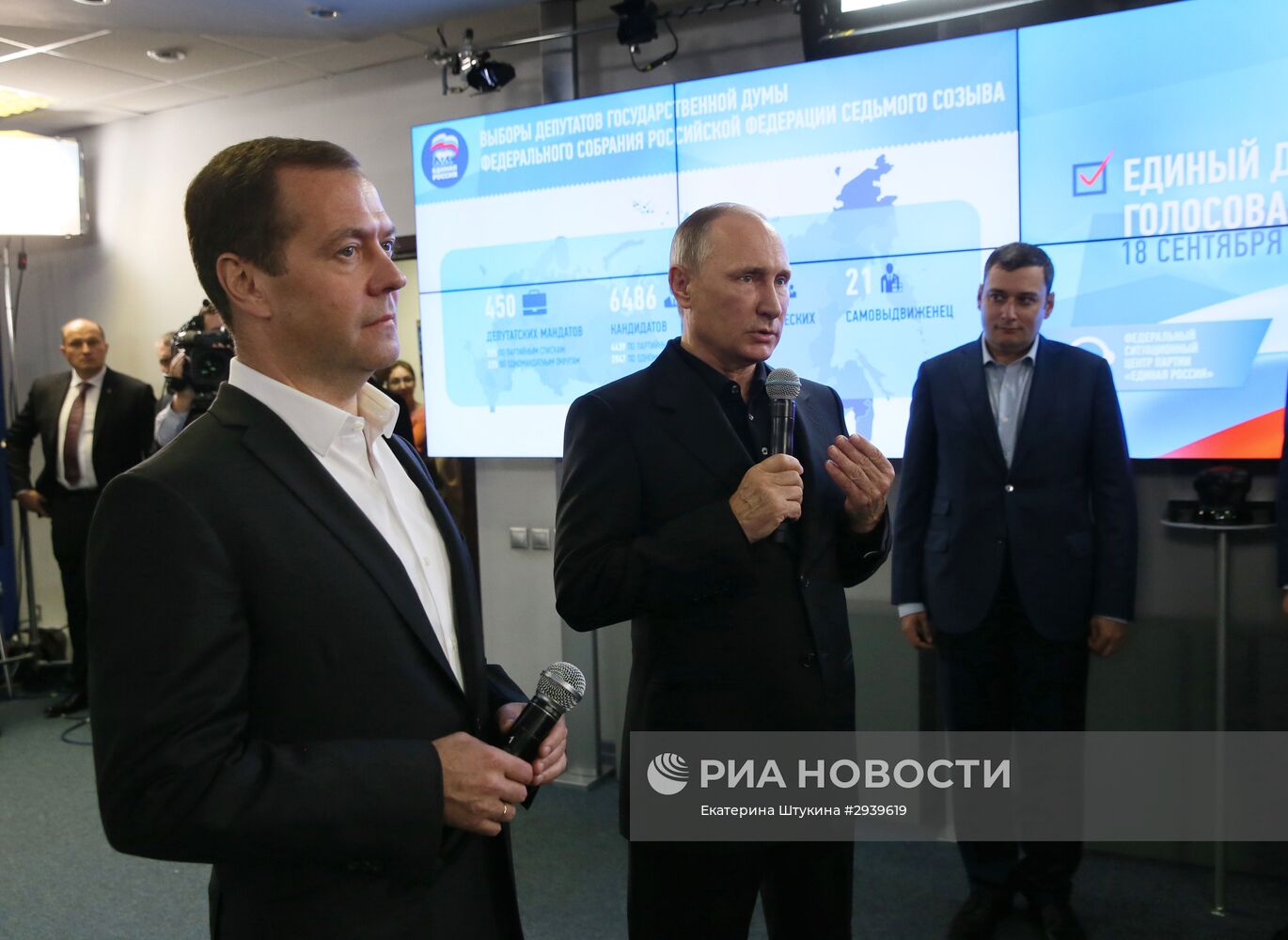 Президент РФ В. Путин и премьер-министр РФ Д. Медведев посетили предвыборный штаб партии "Единая Россия"