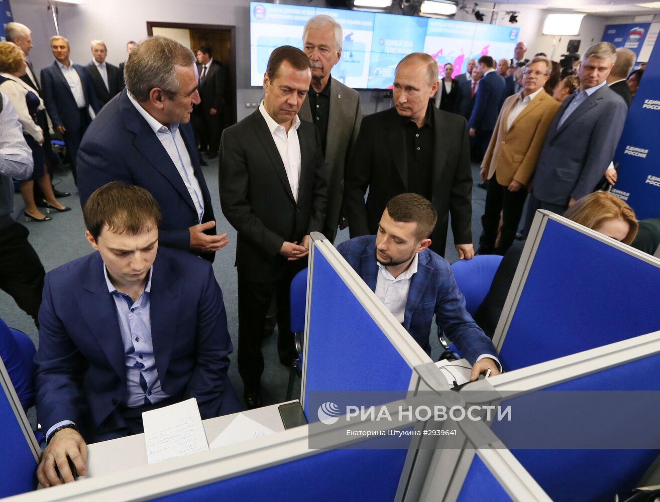 Президент РФ В. Путин и премьер-министр РФ Д. Медведев посетили предвыборный штаб партии "Единая Россия"