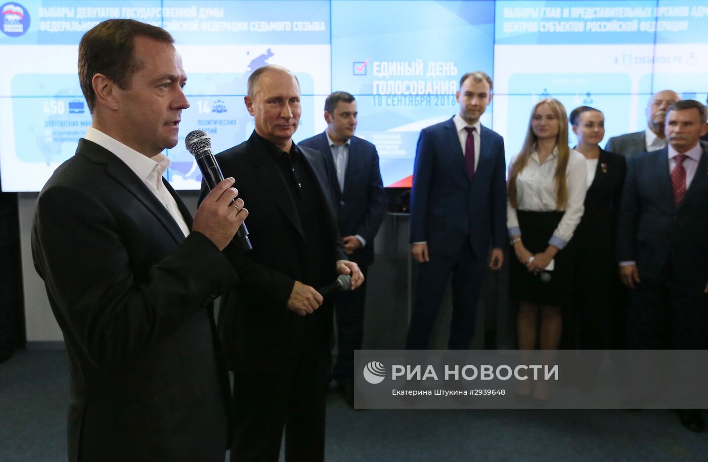 Президент РФ В. Путин и премьер-министр РФ Д. Медведев посетили предвыборный штаб партии "Единая Россия"