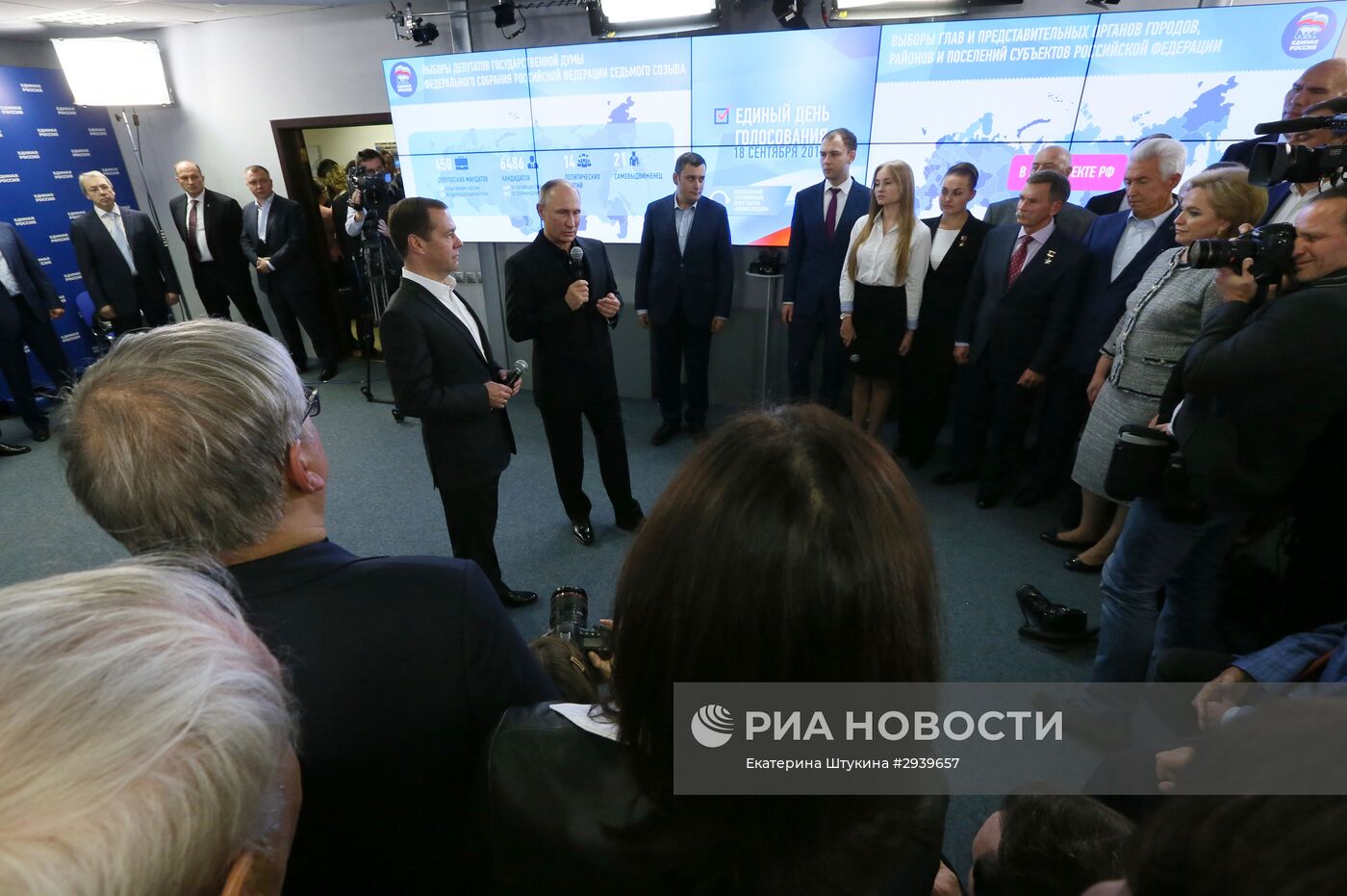 Президент РФ В. Путин и премьер-министр РФ Д. Медведев посетили предвыборный штаб партии "Единая Россия"