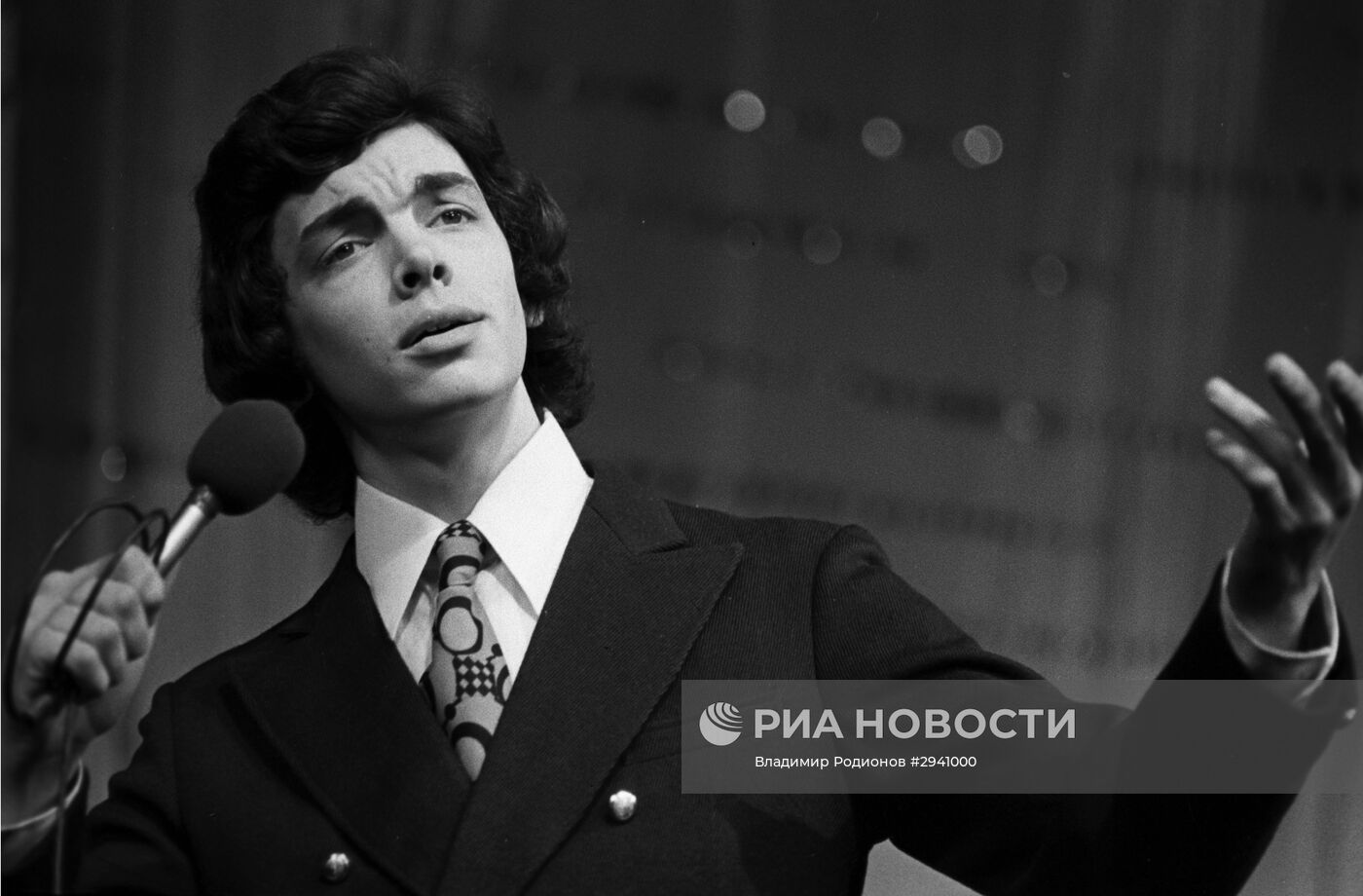 Эстрадный певец и актер Сергей Захаров