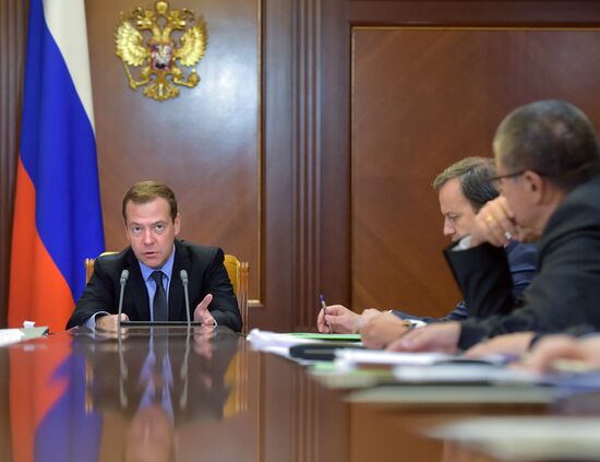 Премьер-министр РФ Д. Медведев провел совещание по финансово-экономическим вопросам