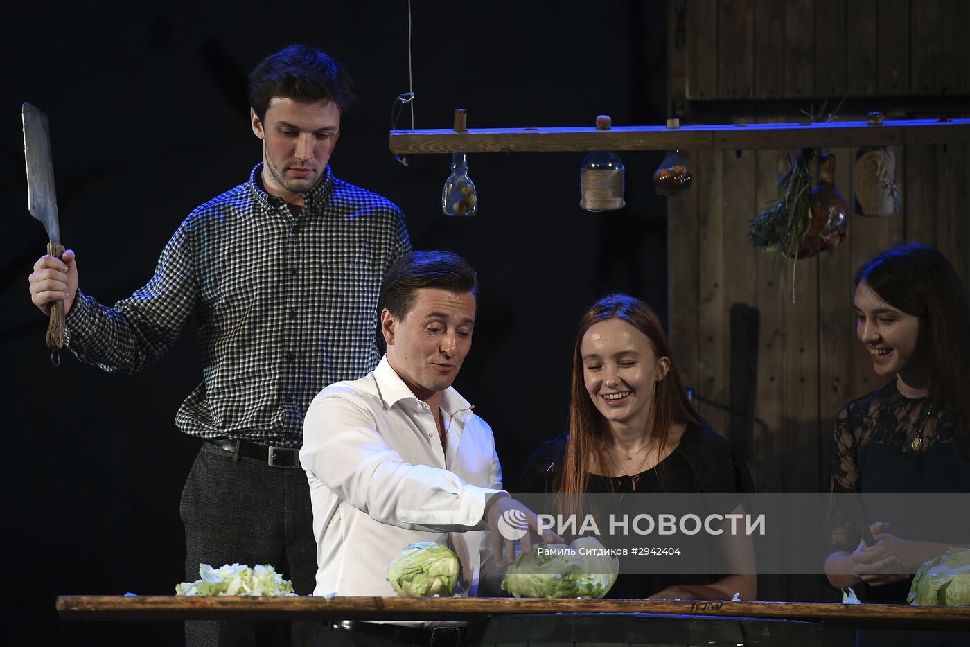 Сбор труппы Московского Губернского театра перед открытием нового сезона