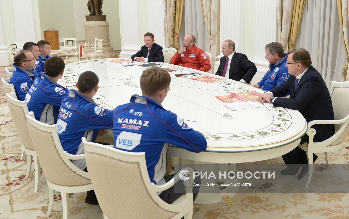 Президент РФ В. Владимир Путин встретился с организаторами ралли "Шелковый путь" и членами команды "КАМАЗ-Мастер"