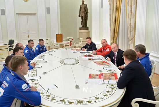 Президент РФ В. Владимир Путин встретился с организаторами ралли "Шелковый путь" и членами команды "КАМАЗ-Мастер"