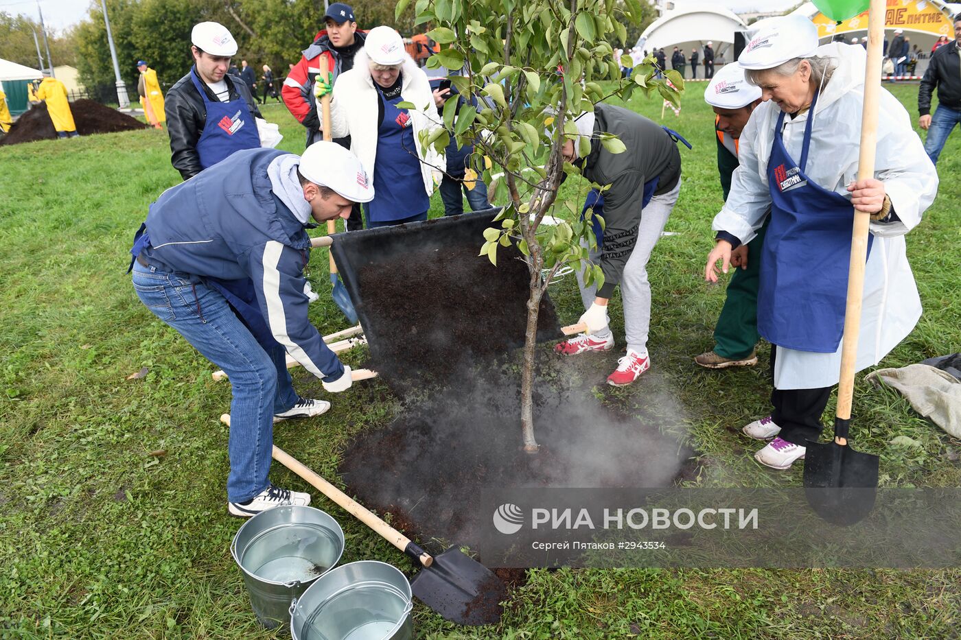 Субботник в честь бывшего мэра Москвы Юрия Лужкова