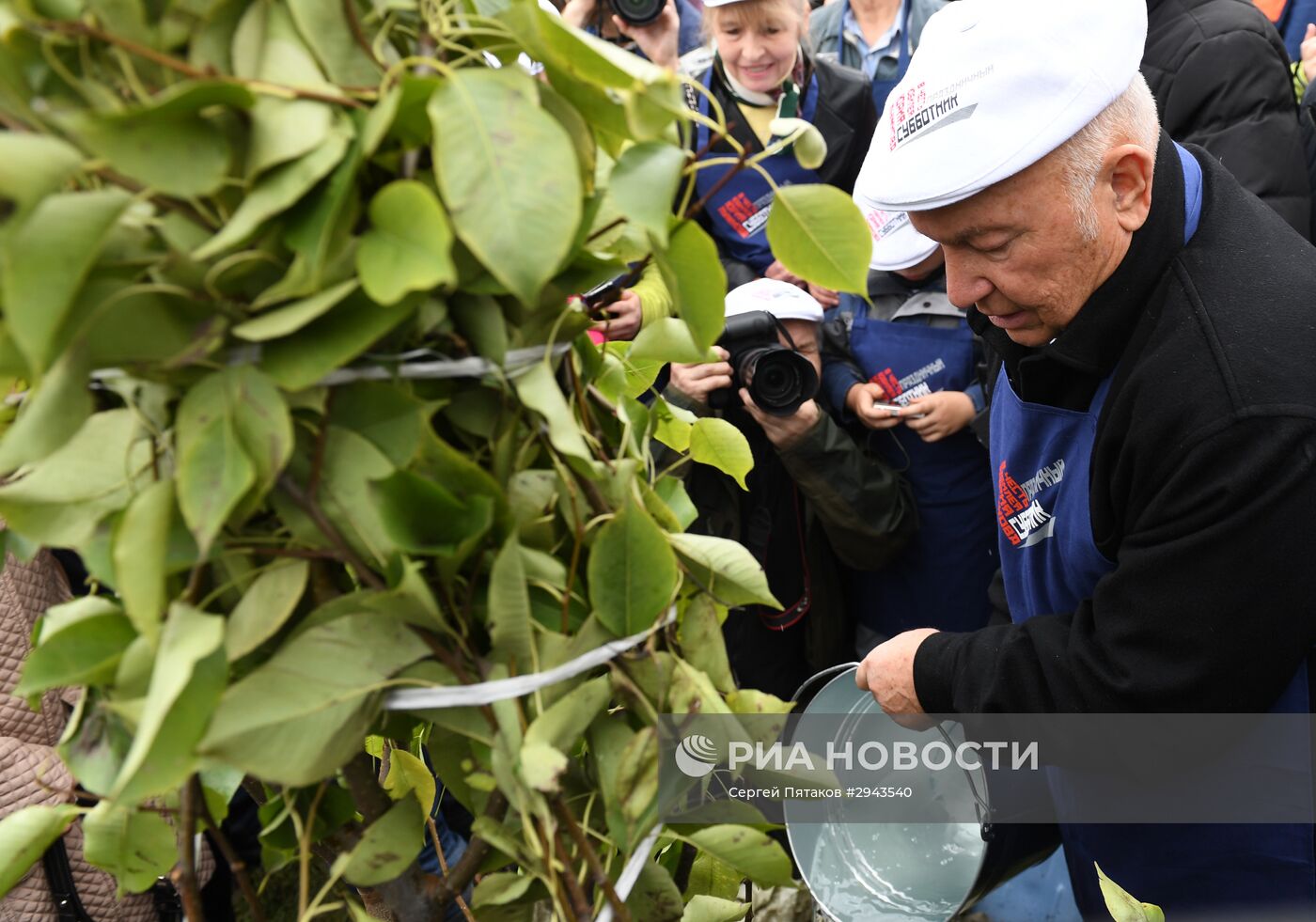 Субботник в честь бывшего мэра Москвы Юрия Лужкова