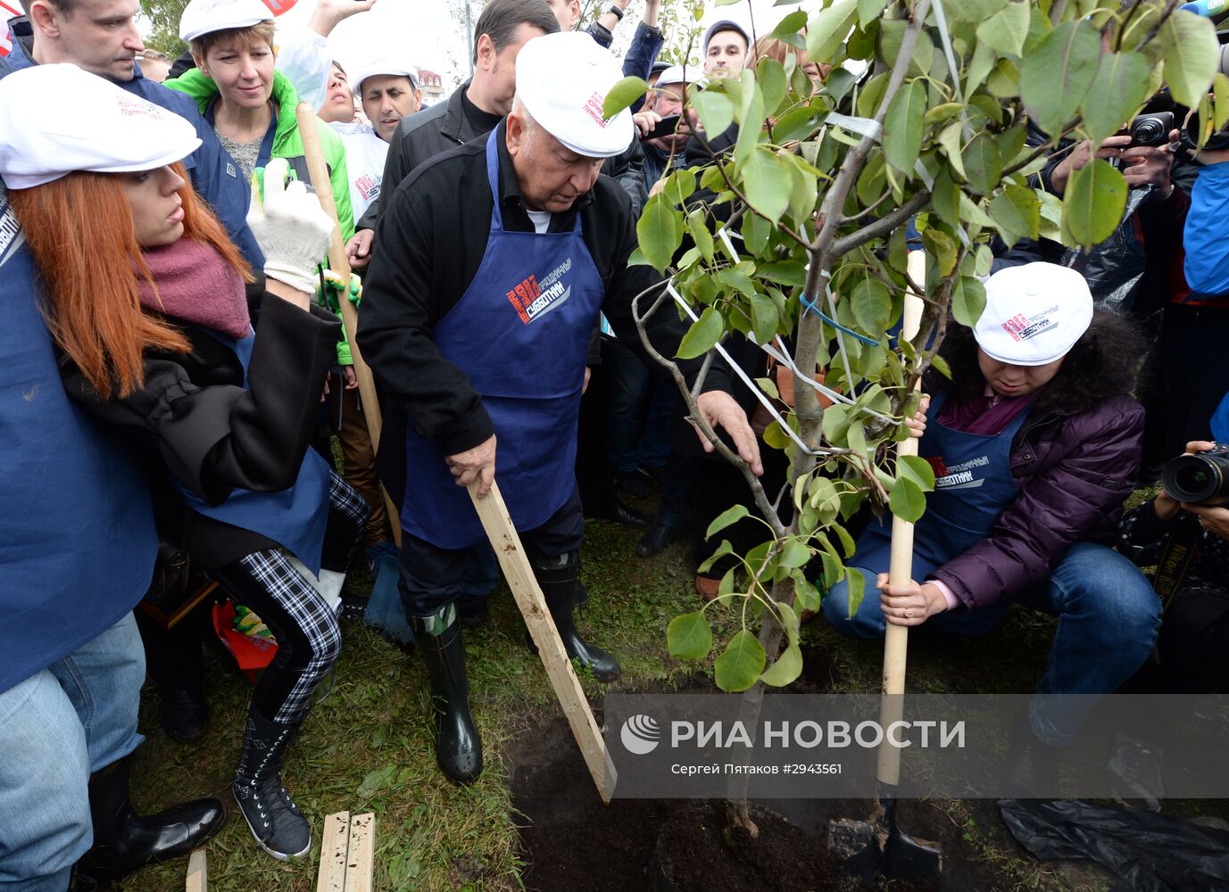 Субботник в честь бывшего мэра Москвы Юрия Лужкова