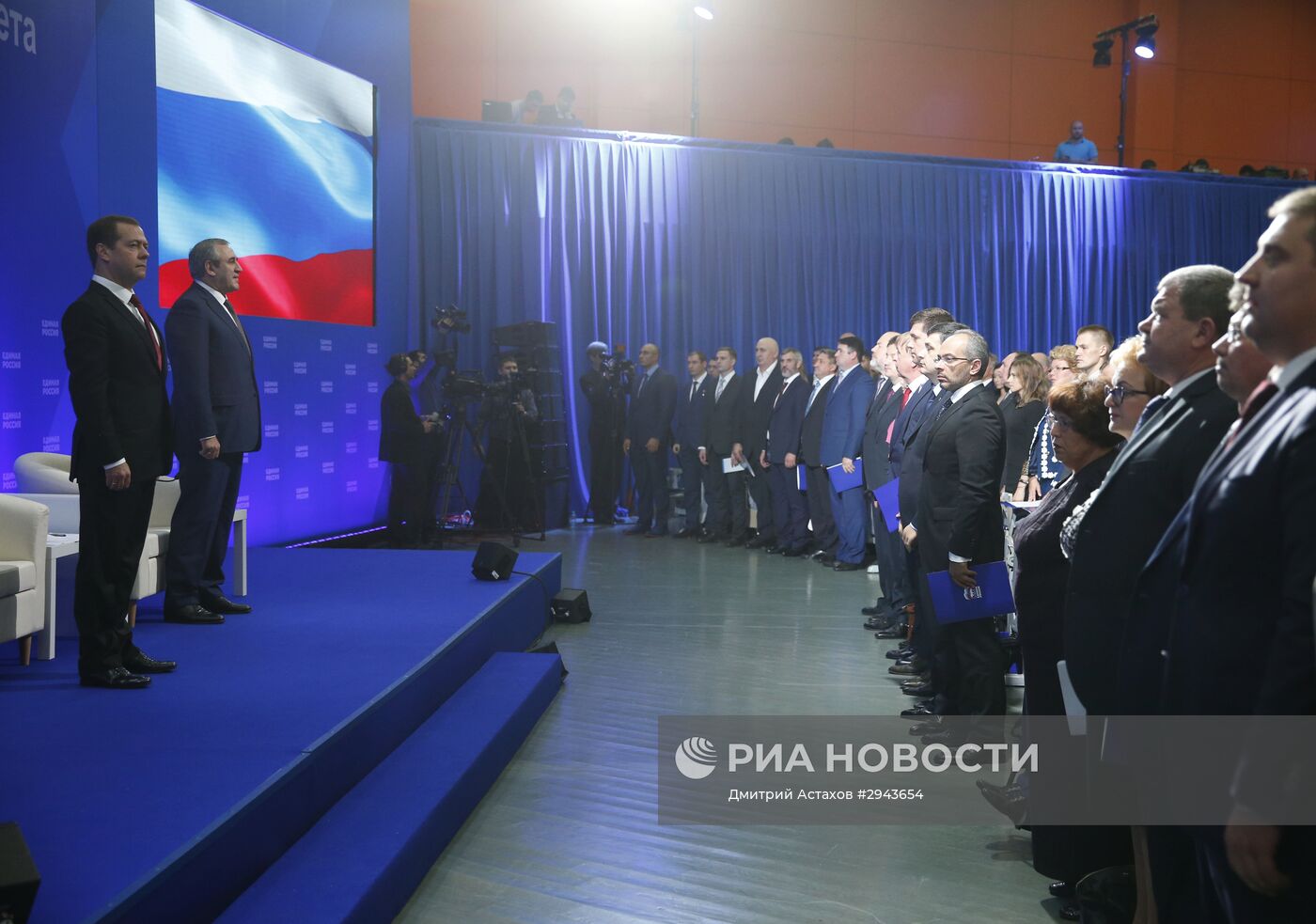 Премьер-министр РФ Д. Медведев принял участие в совместном заседании высшего совета и генерального совета "Единой России"