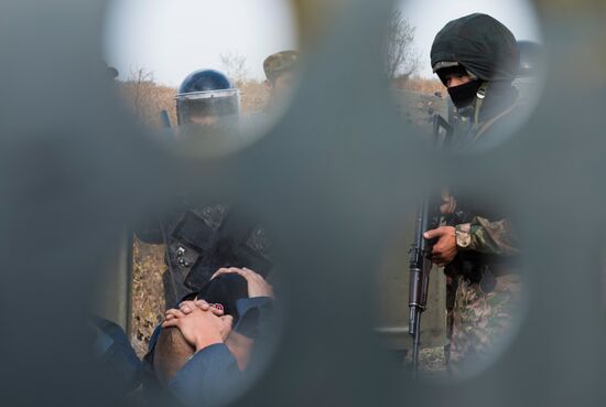 Учения сотрудников службы исполнения наказаний в Киргизии