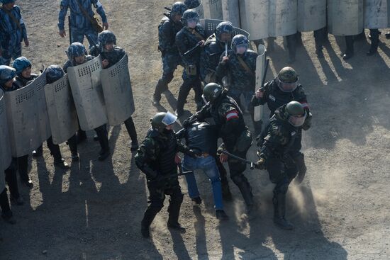 Учения по ликвидации массовых беспорядков в колонии в Новосибирской области