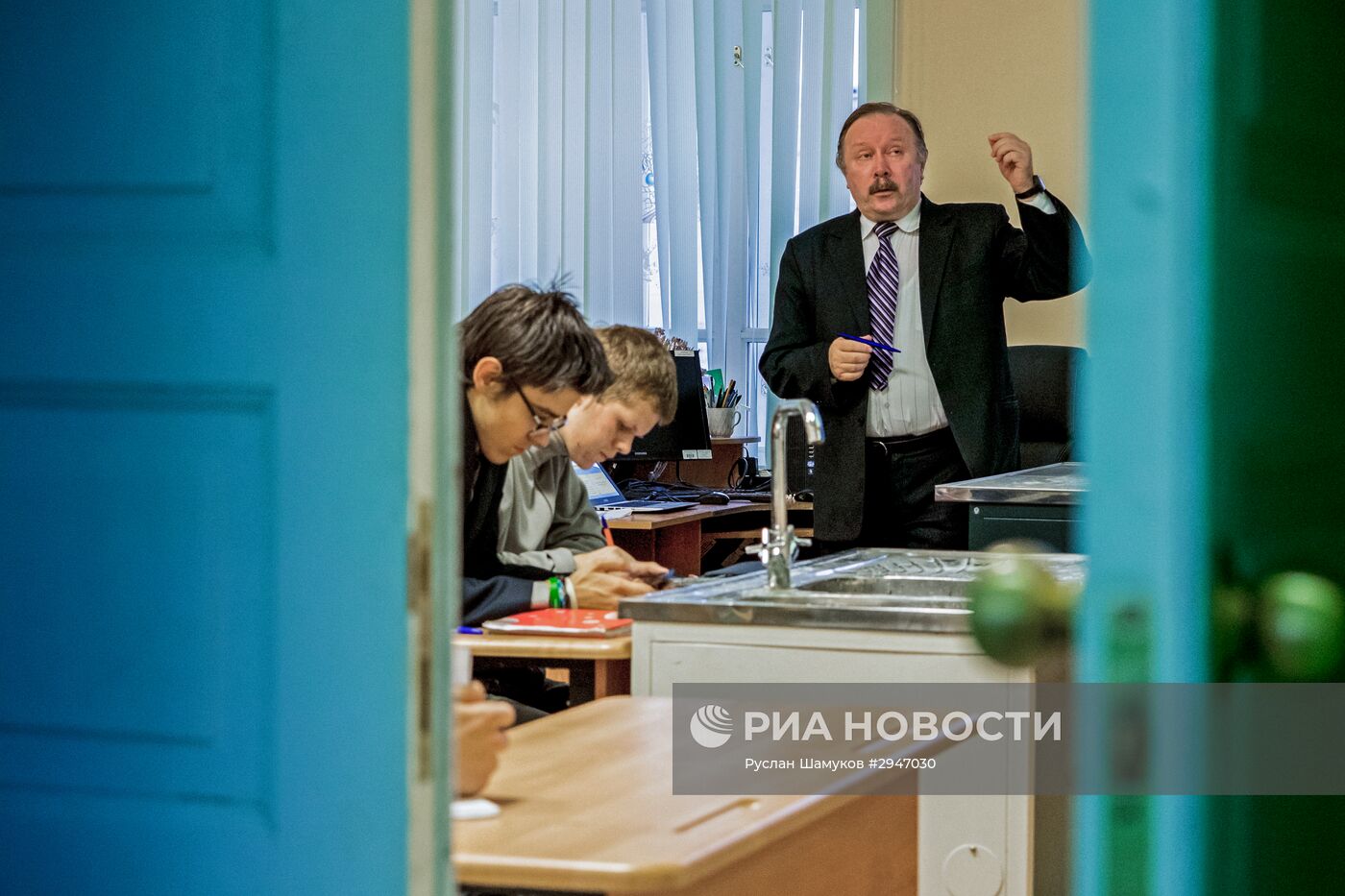 Учитель химии Петербургского лицея № 239 Борис Миссюль