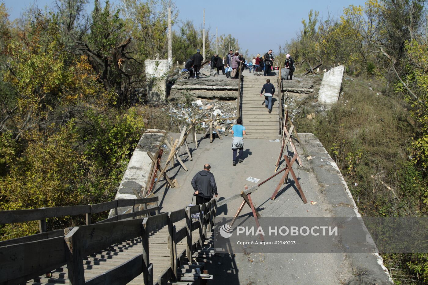 Ситуация в районе пропускного пункта "Станица Луганская" в Донбассе