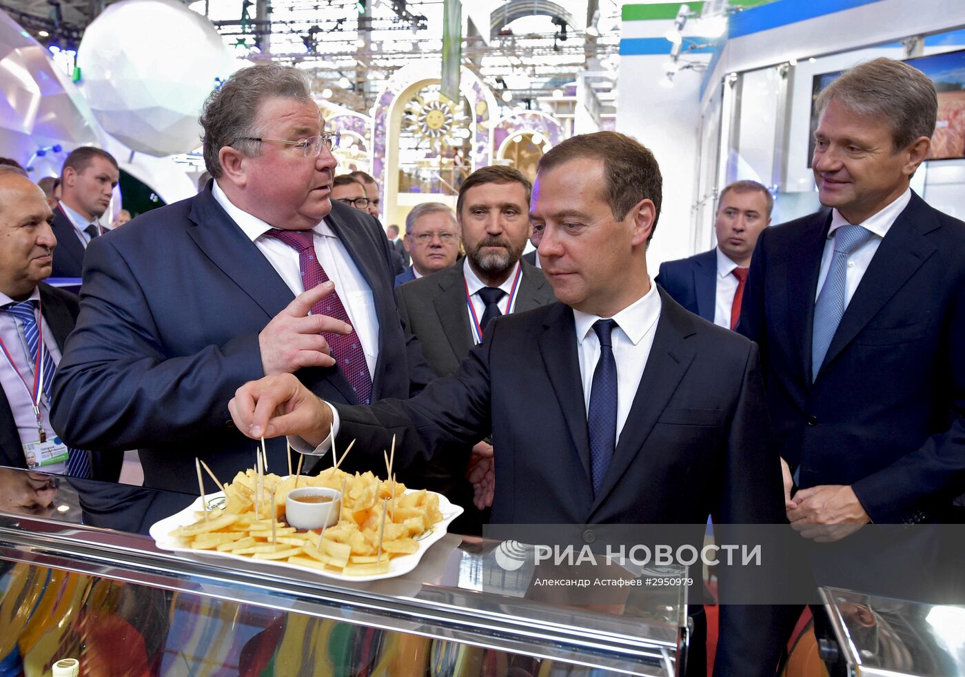 Премьер-министр РФ Д. Медведев вручил госнаграды аграриям на выставке "Золотая осень"