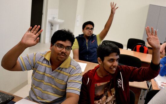 Занятия первой группы студентов из Индии в Дальневосточном федеральном университете