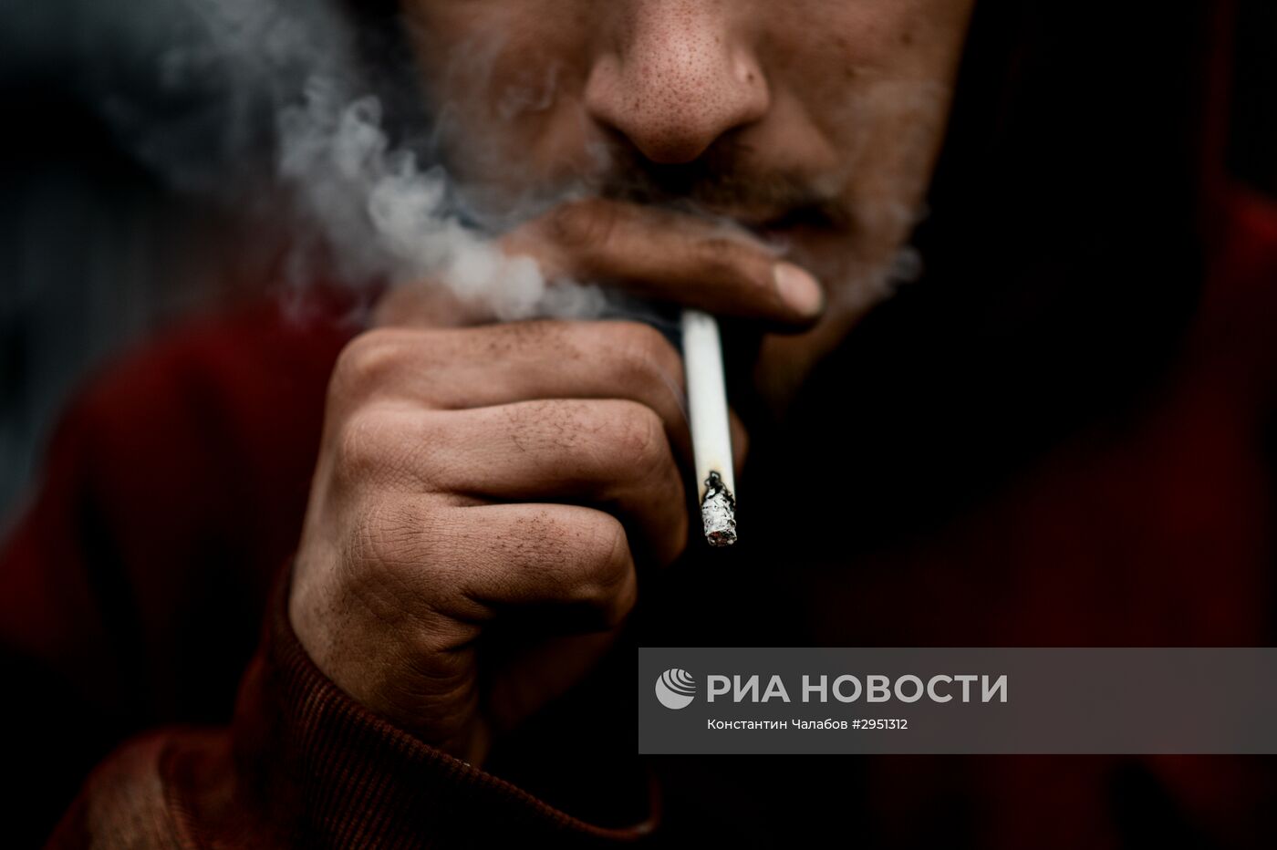 Курение сигарет