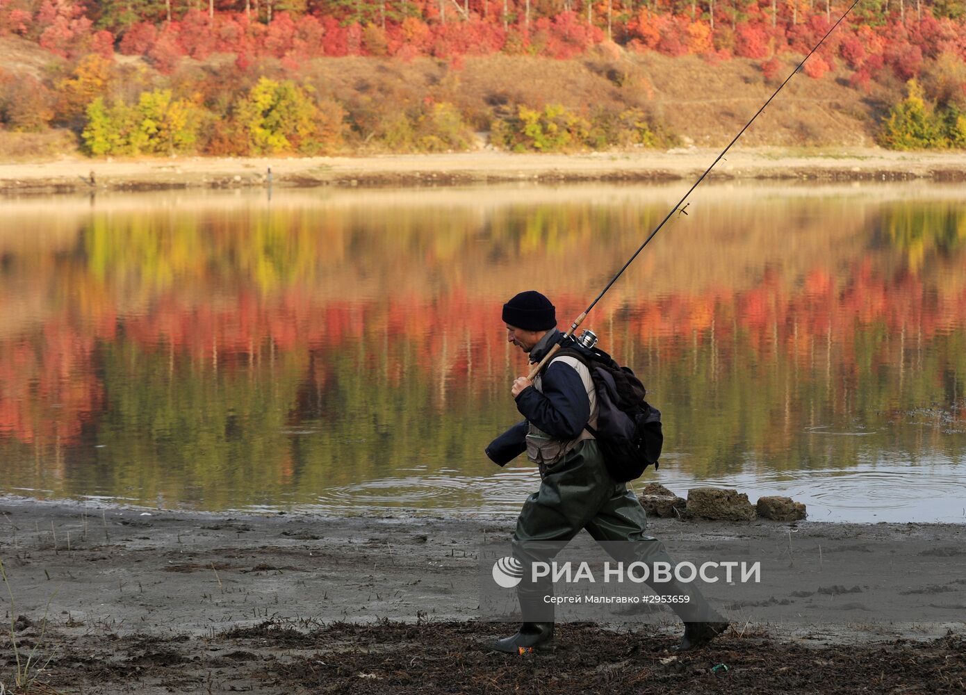 Рыбак осенью