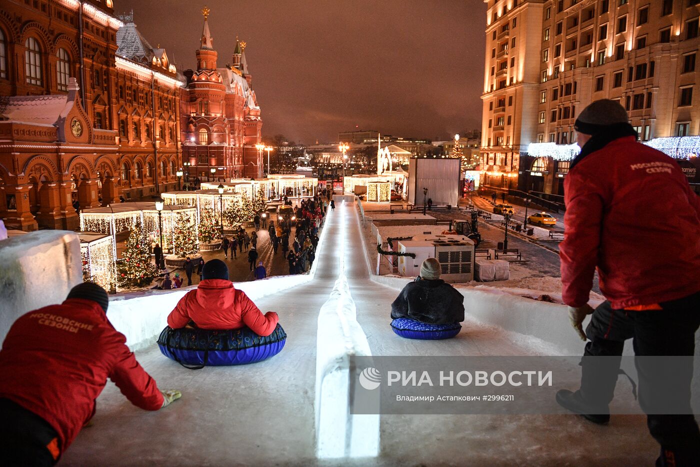 Ледяная горка на площади революции Москва