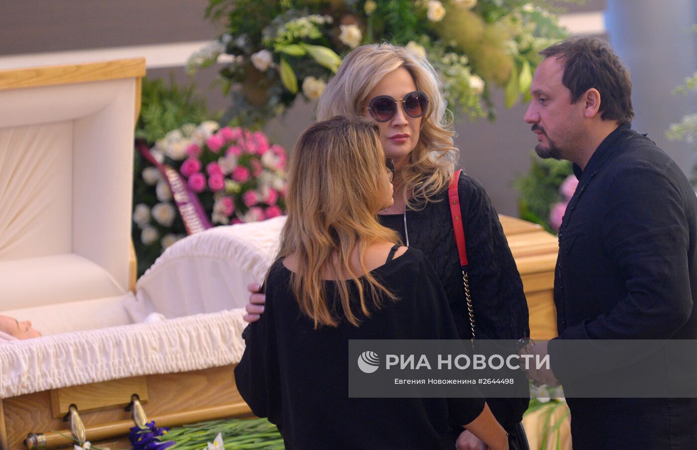 Ольга Орлова на похоронах Жанны Фриске
