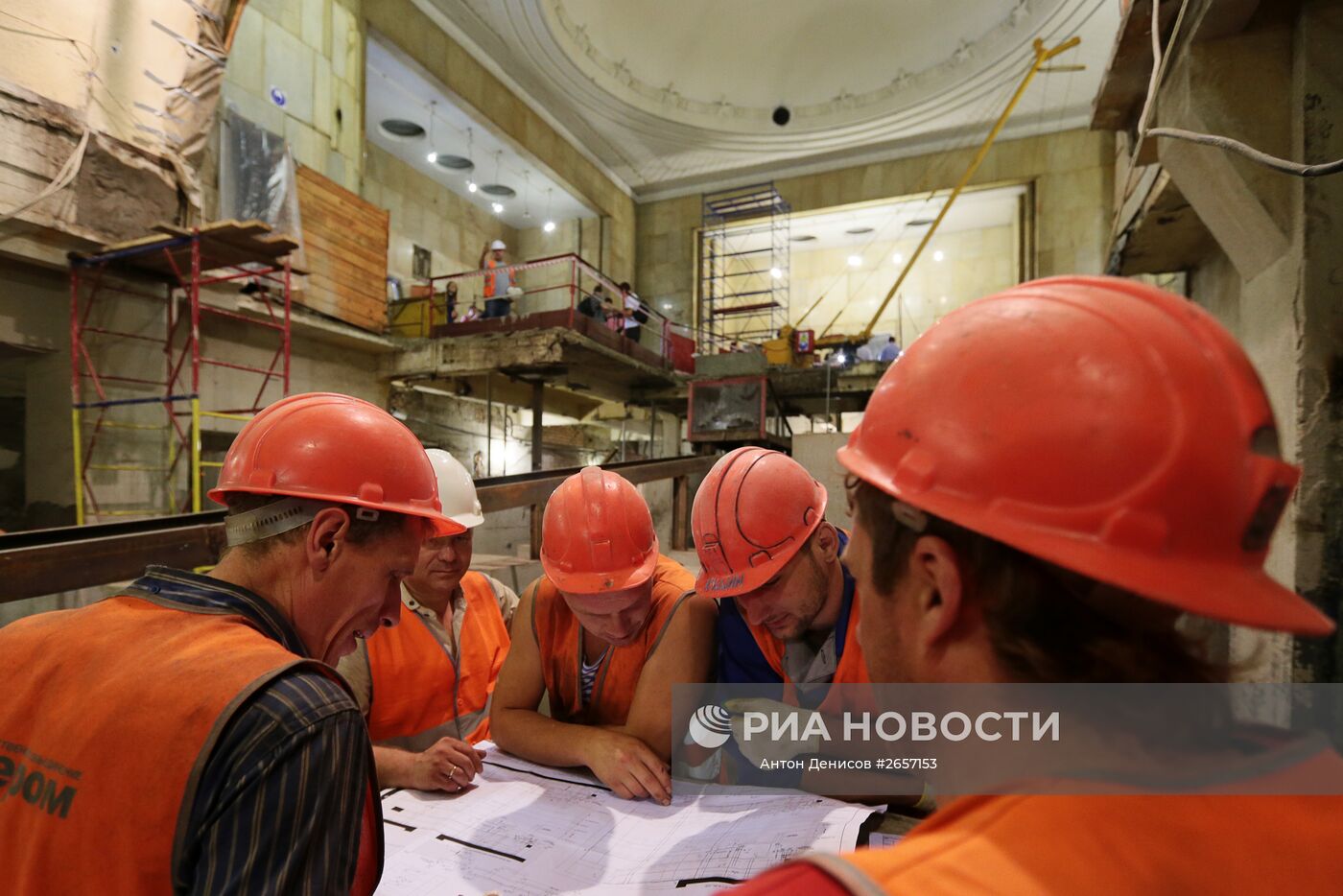 Подготовка к установке новых эскалаторов на станции метро \"Бауманская ...